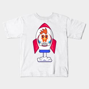 Cute chicken flying on rocket. Kids T-Shirt